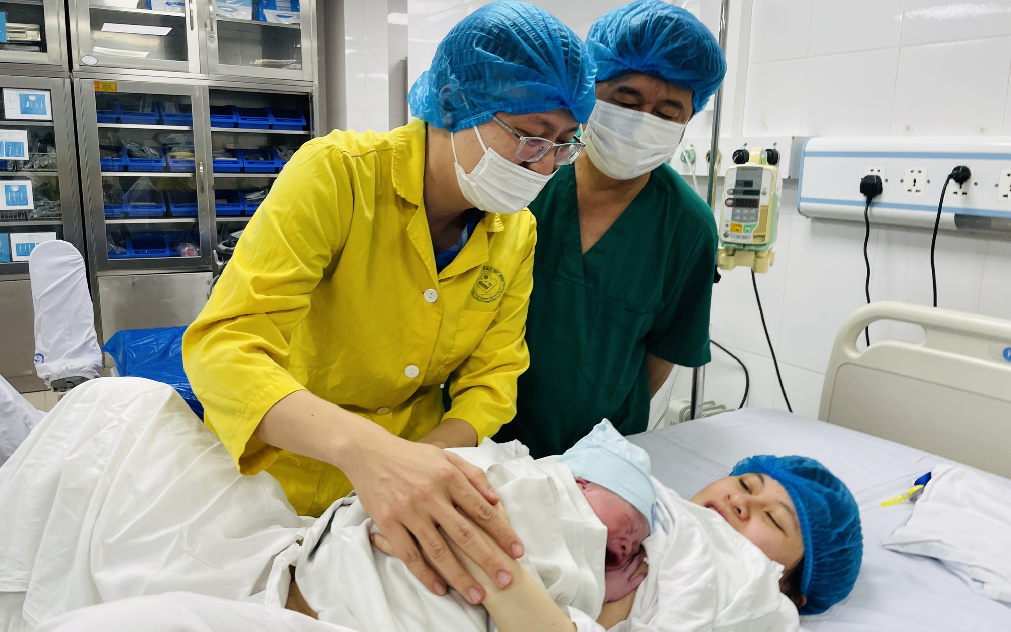 Người bố trẻ xúc động chứng kiến vợ "vượt cạn" lúc 0 giờ ngày 1-1-2024