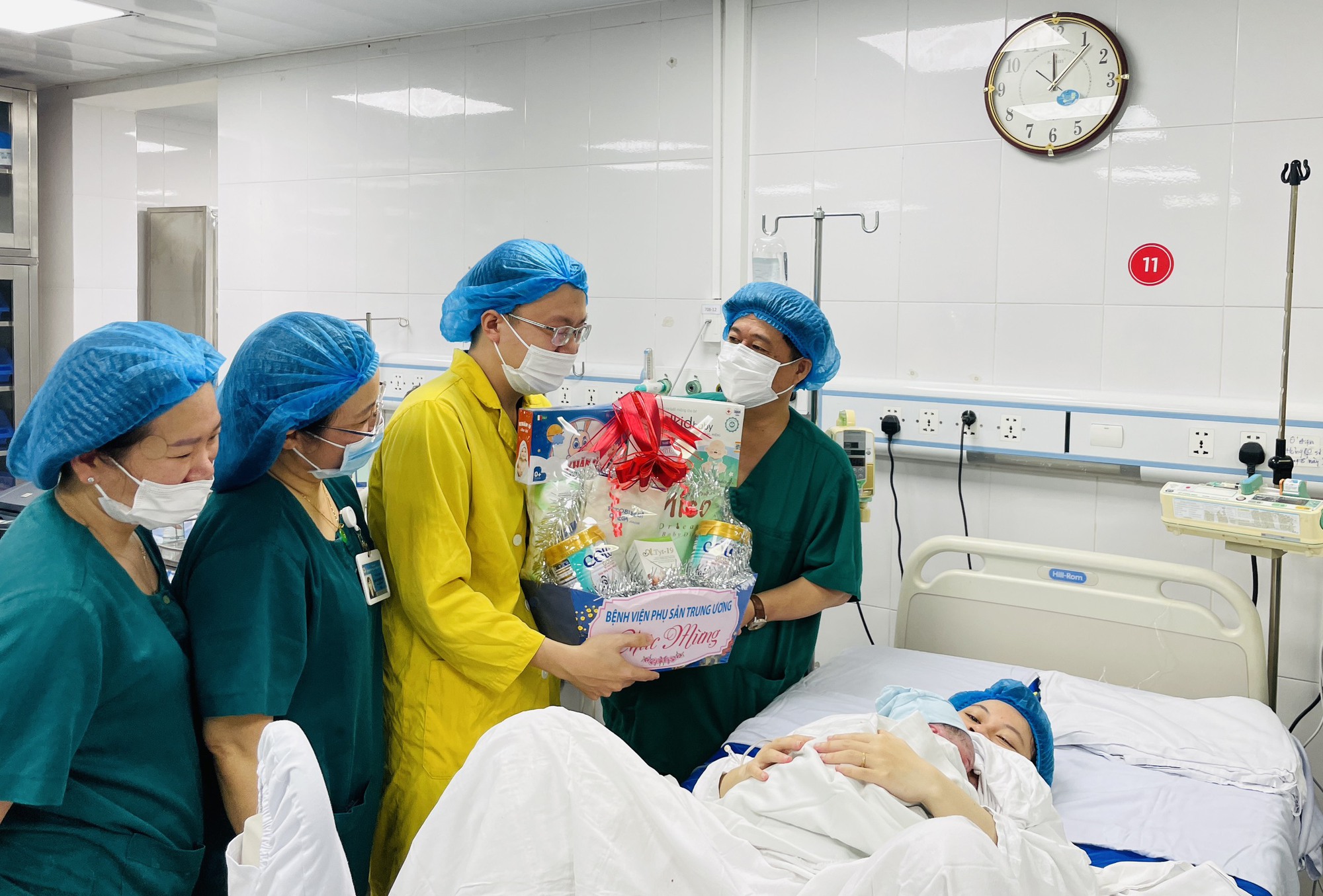 Người bố trẻ xúc động chứng kiến vợ "vượt cạn" lúc 0 giờ ngày 1-1-2024- Ảnh 2.