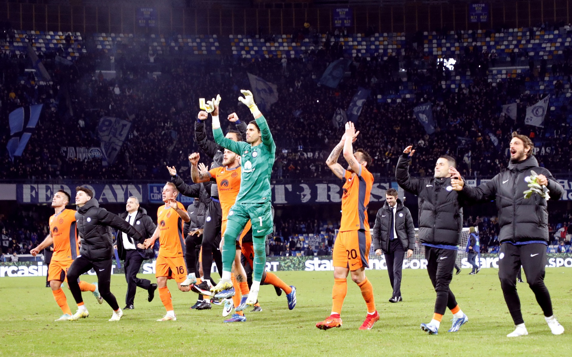 Hạ đẹp chủ nhà Napoli, Inter Milan xây chắc ngôi đầu Serie A