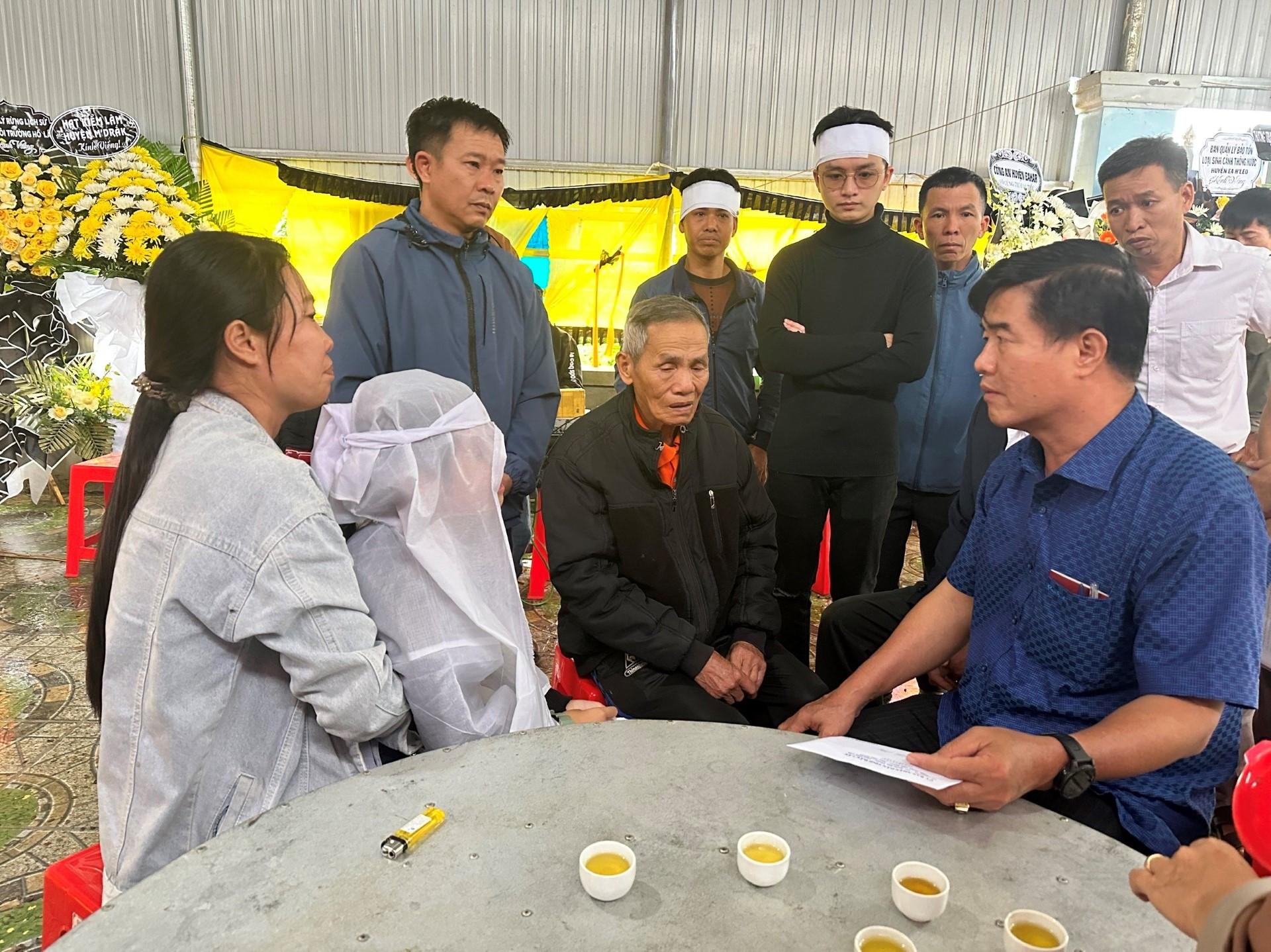 Ông Nguyễn Thiên Văn, Phó Chủ tịch UBND tỉnh Đắk Lắk, đến chia buồn và hỗ trợ gia đình ông Nguyễn Kim Anh