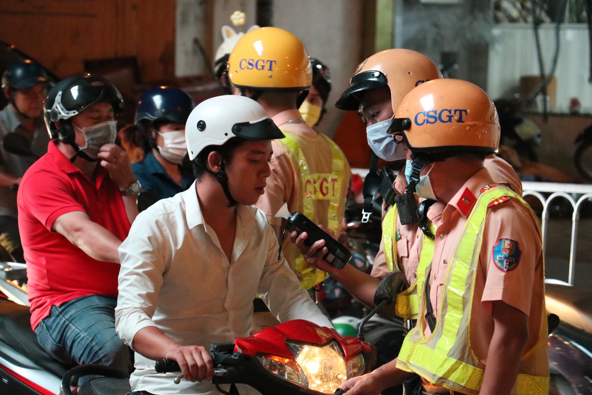 CSGT TP HCM kiểm tra nồng độ cồn một người điều khiển xe m&aacute;yẢnh: Minh Vương
