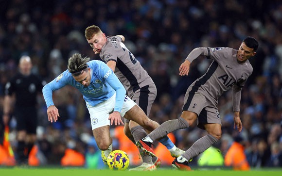 Man City hụt hơi trong cuộc đua vô địch