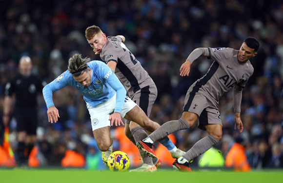 Man City bị các đối thủ lớn níu chân trong cuộc đua vô địch lượt đi Ảnh: REUTERS