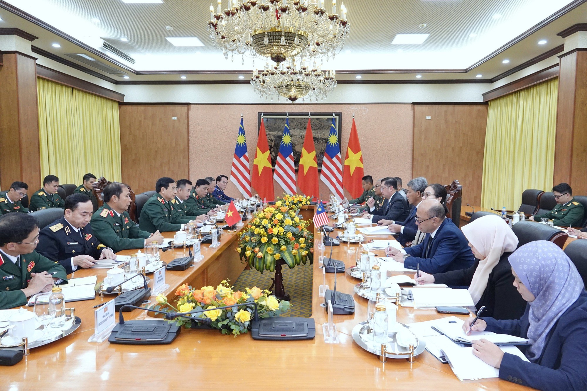 Bộ trưởng quốc ph&ograve;ng Malaysia thăm Việt Nam