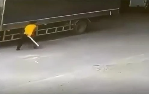 Ch&eacute;m chết người, t&agrave;i xế l&ecirc;n &ocirc;t&ocirc; đ&oacute;ng cửa cố thủ- Ảnh 1.