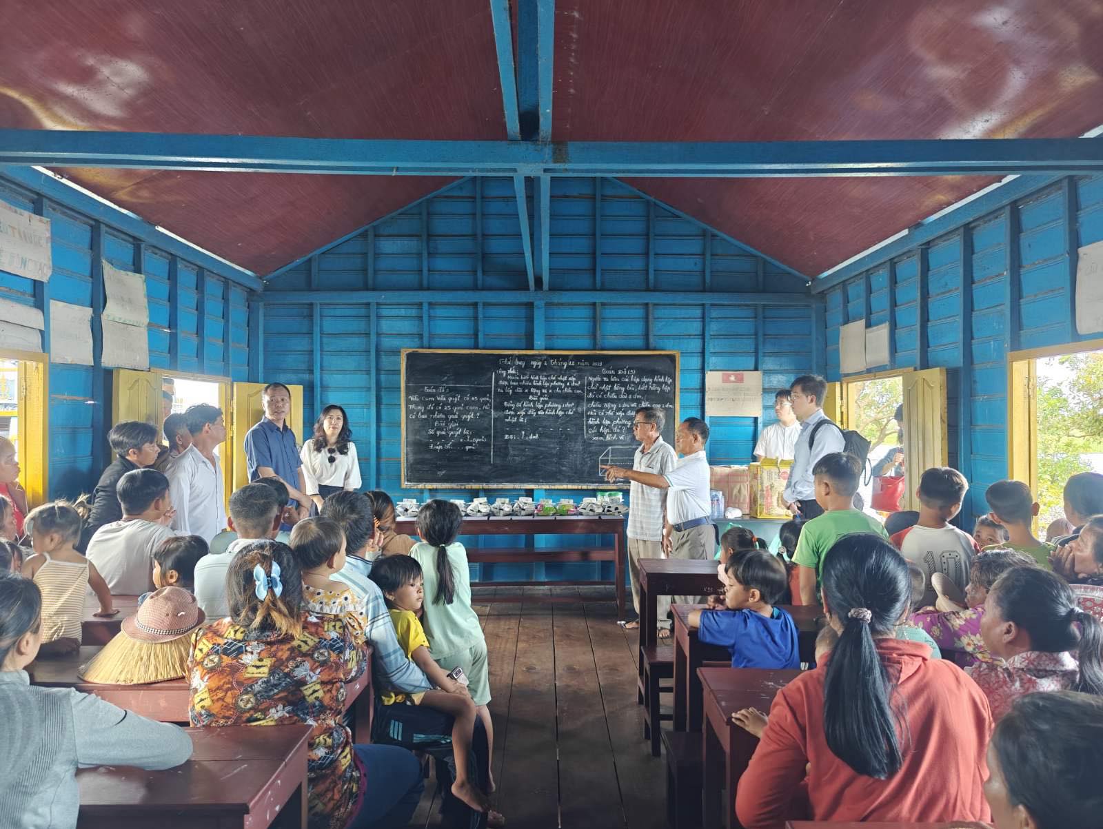 Thứ trưởng Ngoại giao Lê Thị Thu Hằng thăm lớp học trên Biển Hồ- Ảnh 1.