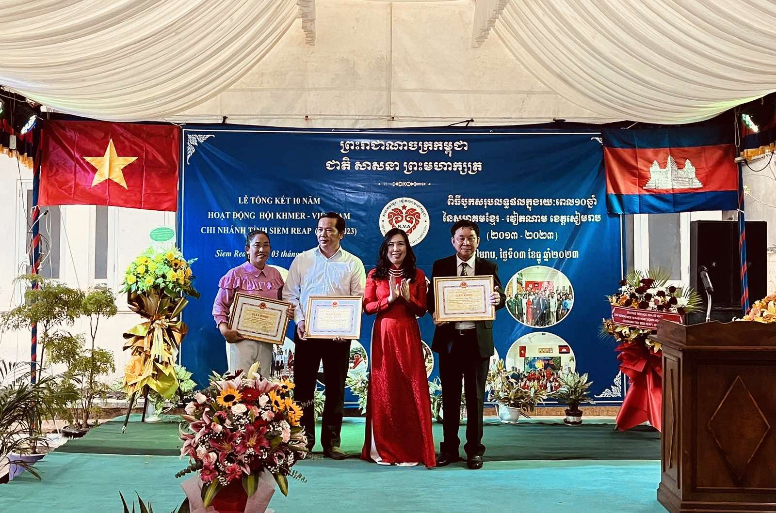 Thứ trưởng Ngoại giao Lê Thị Thu Hằng thăm lớp học trên Biển Hồ- Ảnh 3.
