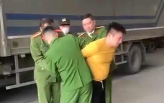 Chém chết người, tài xế lên ôtô đóng cửa cố thủ