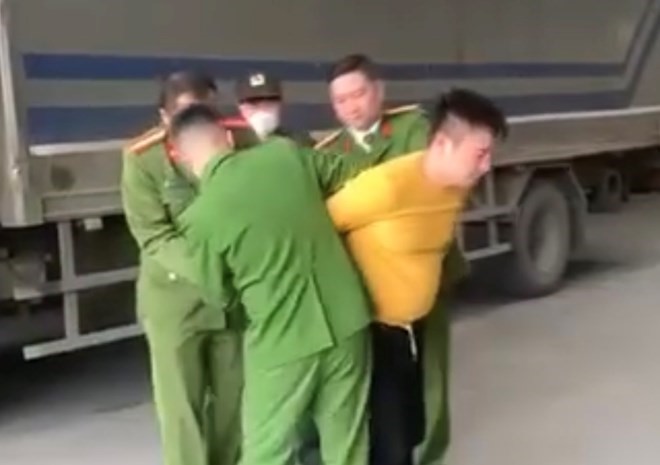 Ch&eacute;m chết người, t&agrave;i xế l&ecirc;n &ocirc;t&ocirc; đ&oacute;ng cửa cố thủ- Ảnh 2.