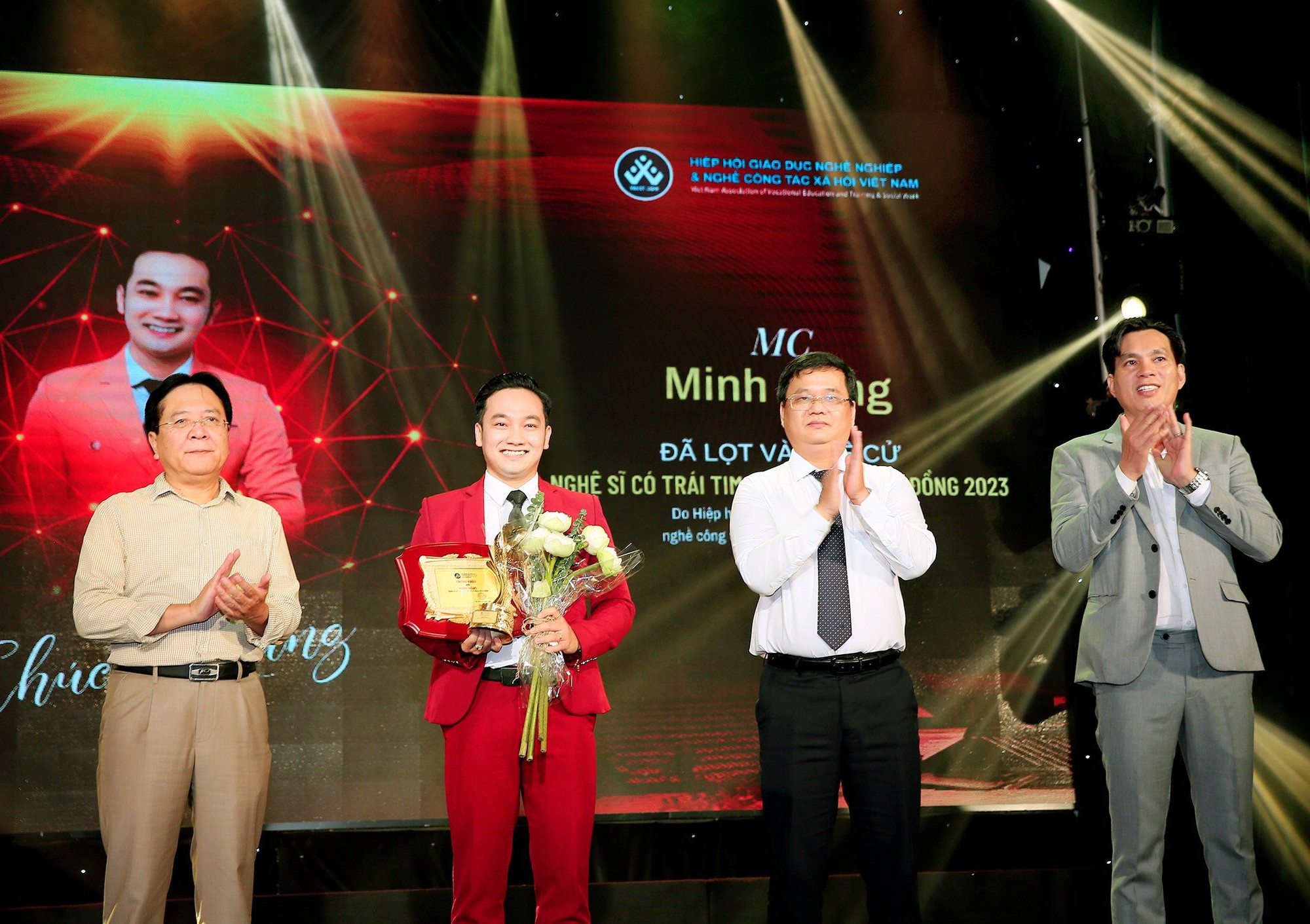 MC Minh Đẳng nhận giải thưởng &ldquo;Nghệ sĩ v&igrave; cộng đồng năm 2023&rdquo;- Ảnh 2.