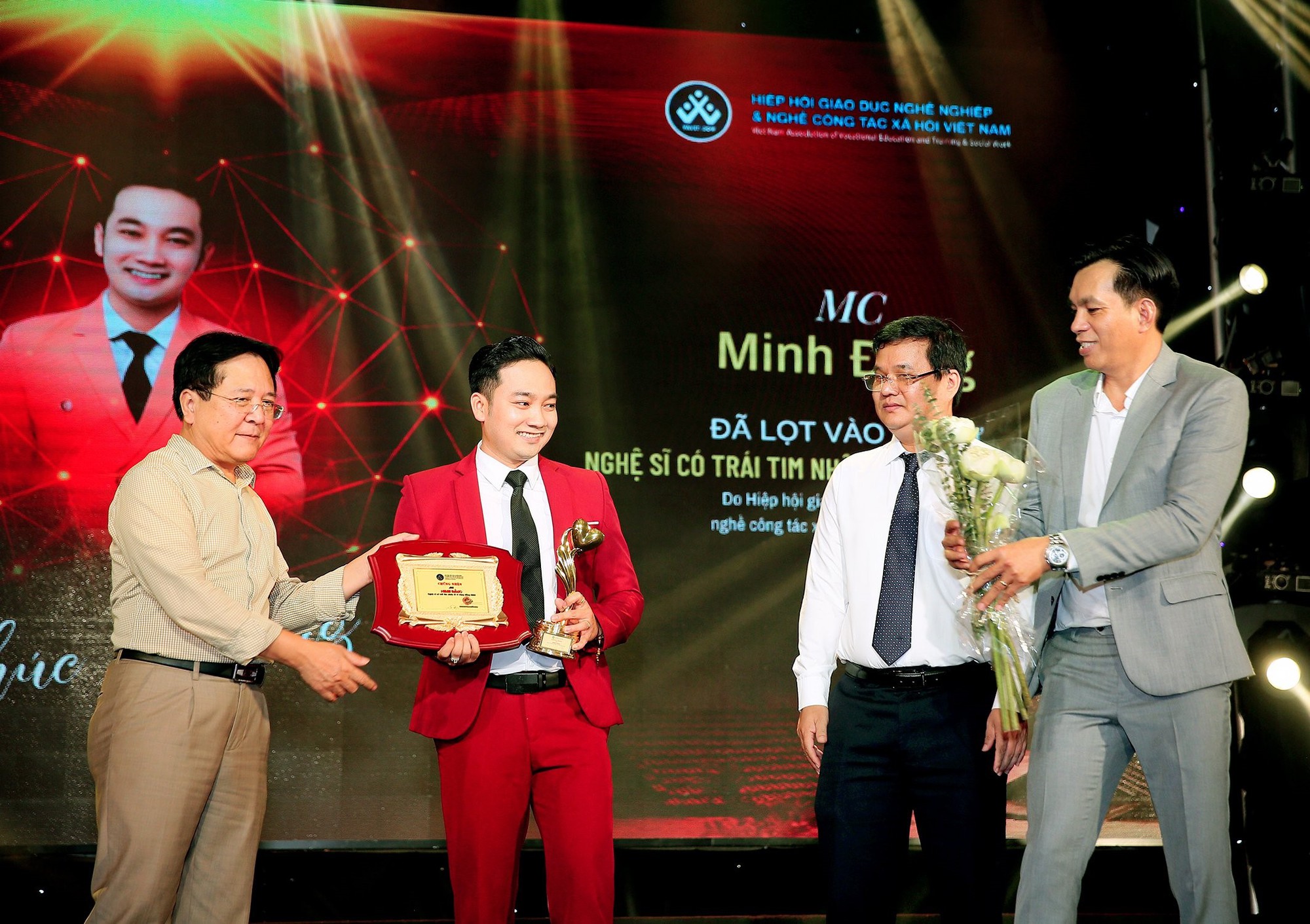 MC Minh Đẳng nhận giải thưởng &ldquo;Nghệ sĩ v&igrave; cộng đồng năm 2023&rdquo;- Ảnh 1.