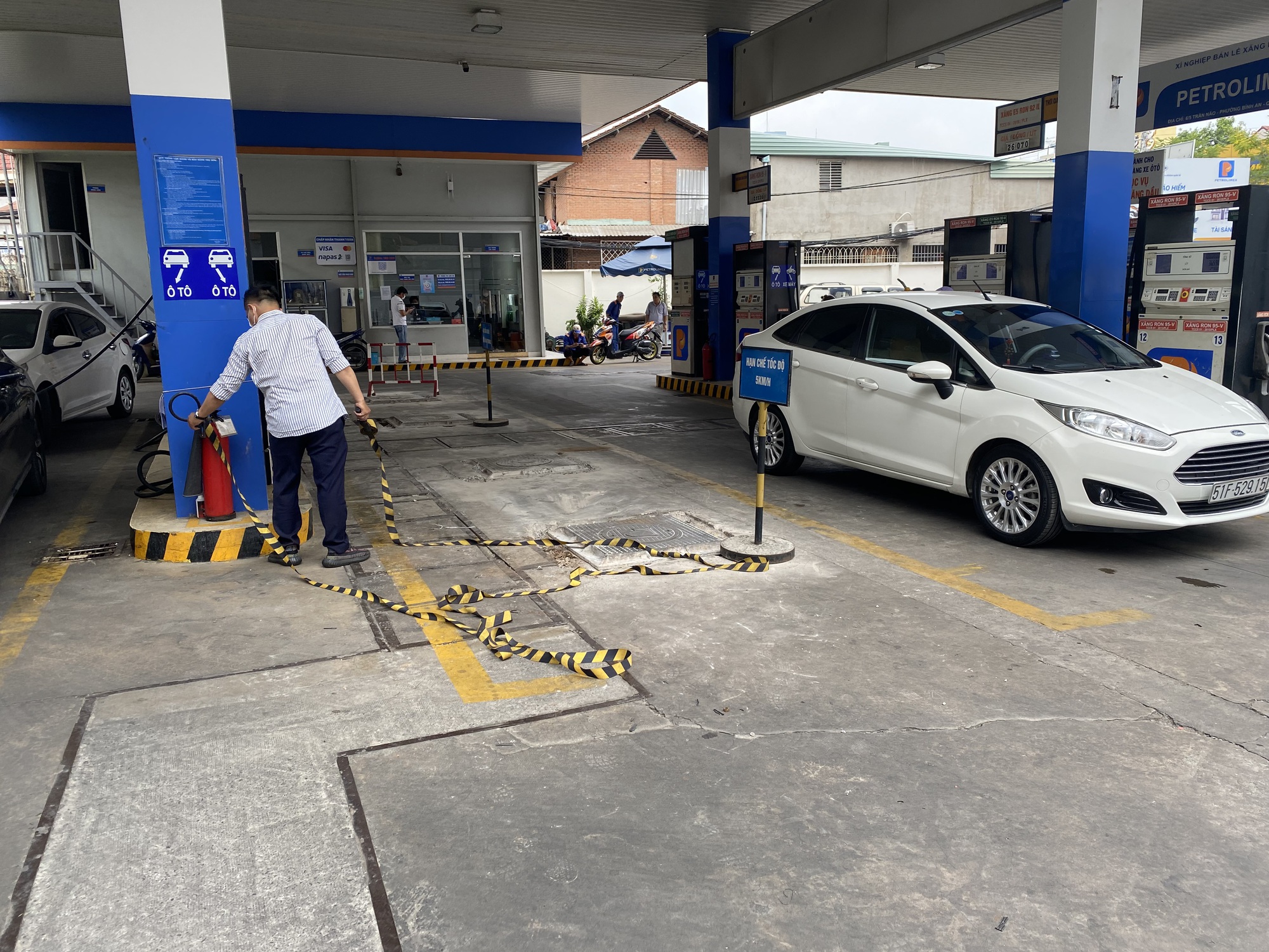 Xuất hóa đơn điện tử mỗi lần bán xăng dầu có gây lãng phí?- Ảnh 1.