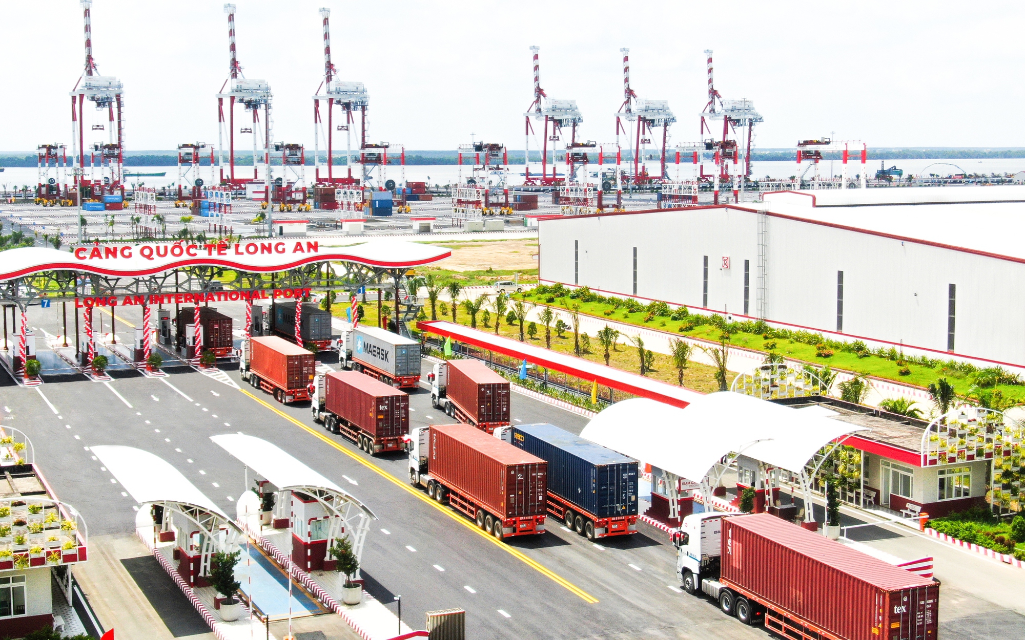 Cảng quốc tế Long An nhận bằng khen trong việc ph&aacute;t triển dịch vụ logistics Việt Nam 2023