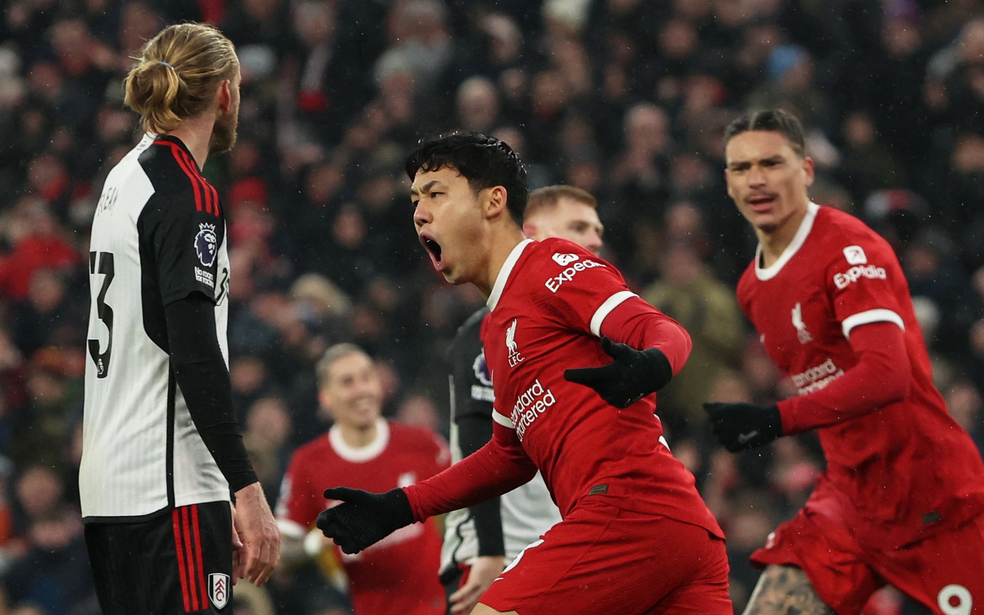Liverpool vượt qua Man City, Chelsea 2 trận liền mất đội trưởng 