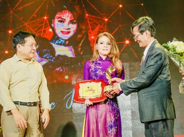 Hoa hậu Thanh Mai ch&iacute;nh thức được vinh danh &ldquo;Doanh nh&acirc;n v&igrave; cộng đồng 2023"- Ảnh 1.