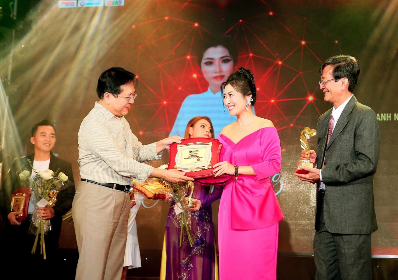 Doanh nhân Đỗ Thị Mỹ Oanh xúc động khi được vinh danh “Doanh nhân vì cộng đồng 2023"- Ảnh 1.