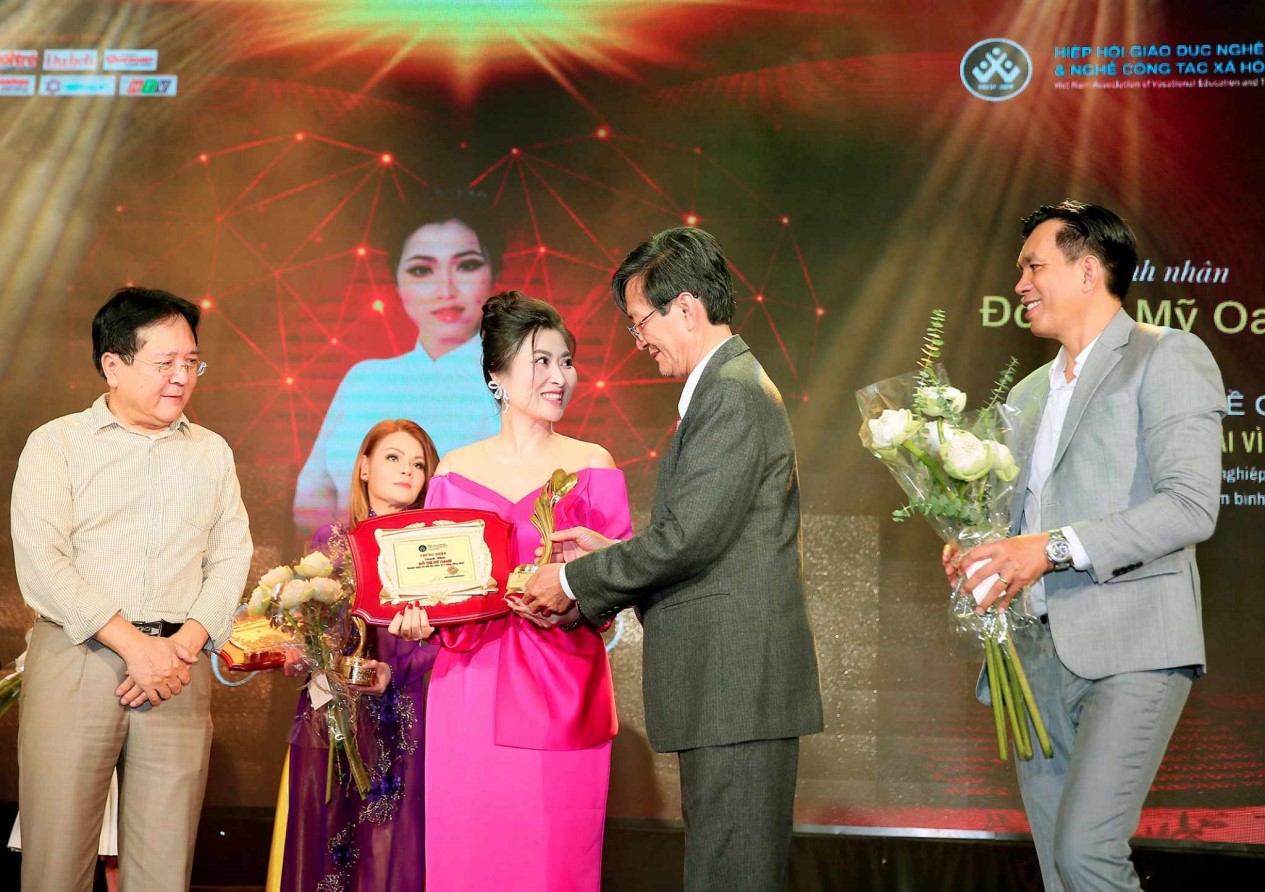 Doanh nhân Đỗ Thị Mỹ Oanh xúc động khi được vinh danh “Doanh nhân vì cộng đồng 2023"- Ảnh 2.