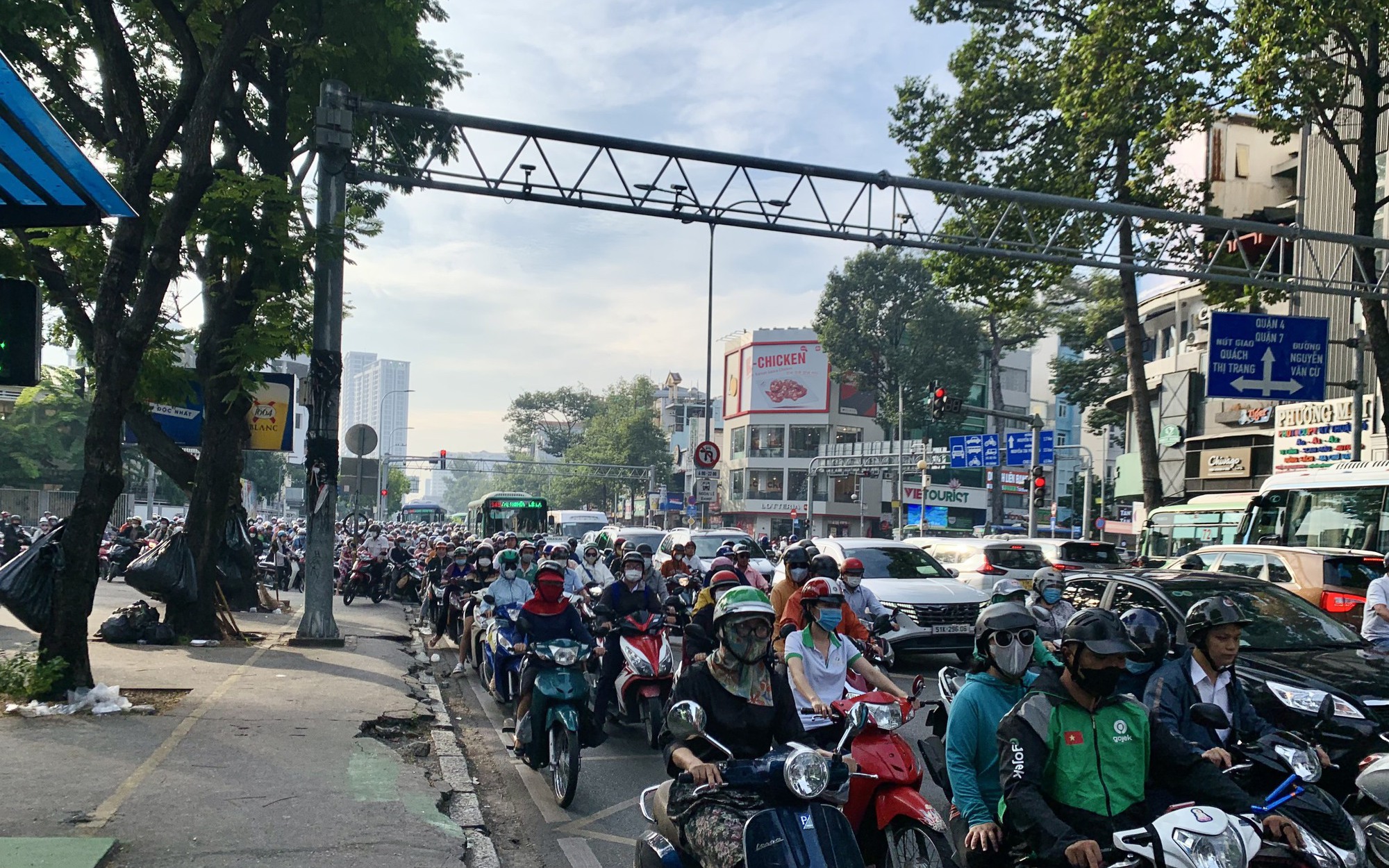 Nhiều tuyến đường trung tâm TP HCM ùn tắc