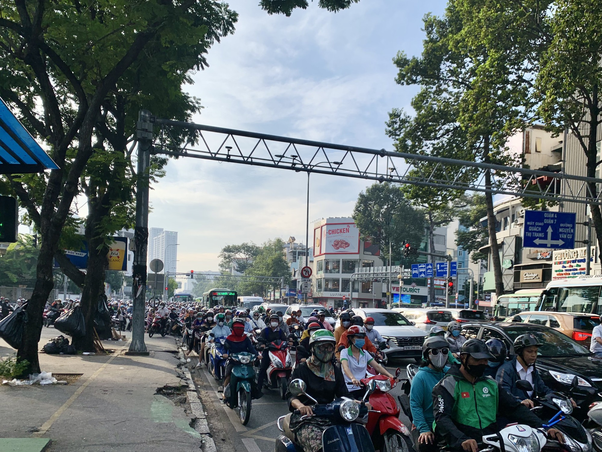Nhiều tuyến đường trung t&acirc;m TP HCM &ugrave;n tắc- Ảnh 1.