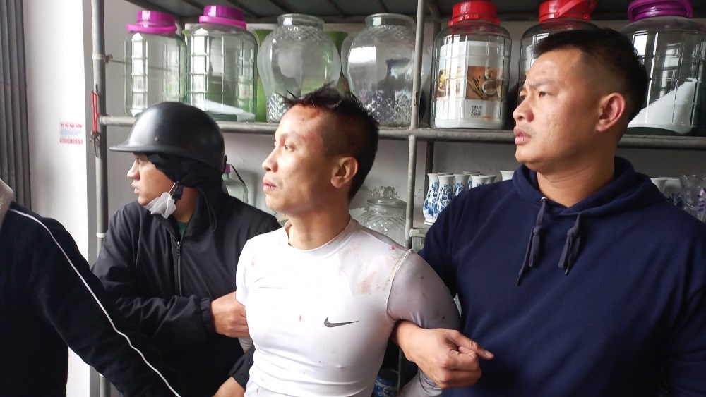 Một ph&oacute; c&ocirc;ng an x&atilde; bị thương khi khống chế đối tượng "ng&aacute;o đ&aacute;"- Ảnh 1.