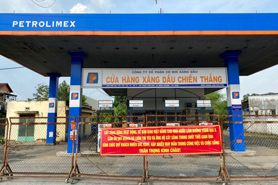 Một cây xăng rời đi nhường lại mặt bằng để phục vụ xây dựng tuyến Vành đai 3, đoạn qua huyện Bình Chánh, TP HCM Ảnh: ANH VŨ