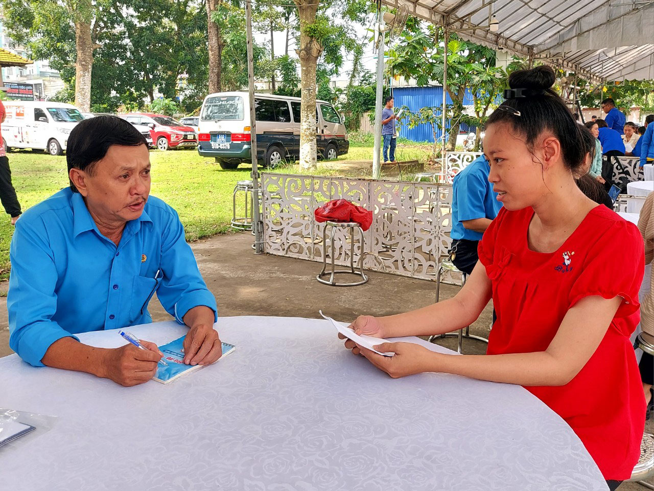 Cán bộ Trung tâm Tư vấn pháp luật LĐLĐ TP HCM tư vấn pháp lý cho người lao động