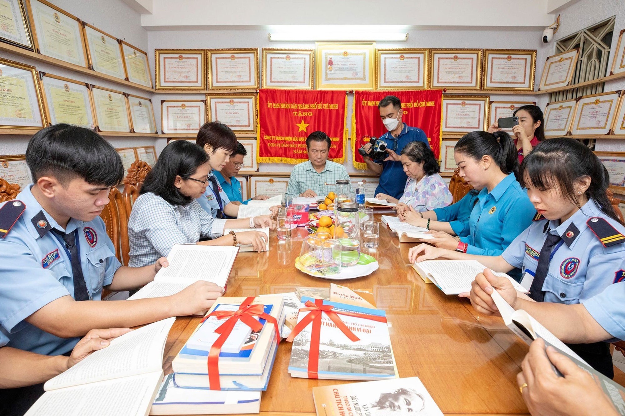 Người lao động t&igrave;m hiểu tư liệu về B&aacute;c tại Kh&ocirc;ng gian văn h&oacute;a Hồ Ch&iacute; Minh