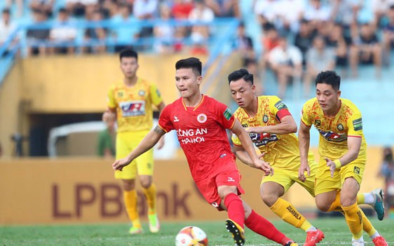 Quang Hải vất vả tìm lại phong độ đỉnh cao