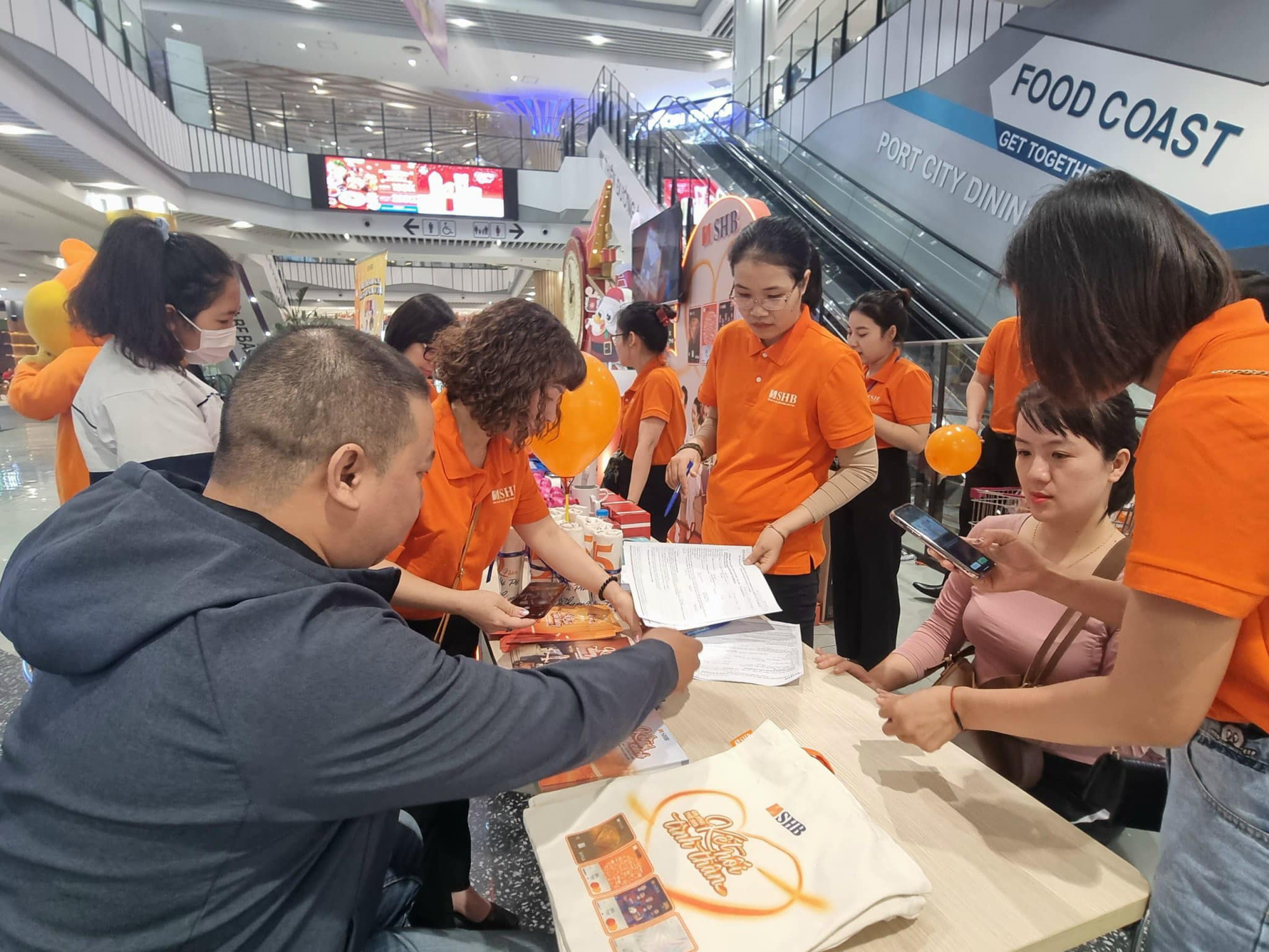 Đ&ocirc;ng đảo kh&aacute;ch h&agrave;ng gh&eacute; thăm sự kiện của SHB tại Aeon Mall Hải Ph&ograve;ng