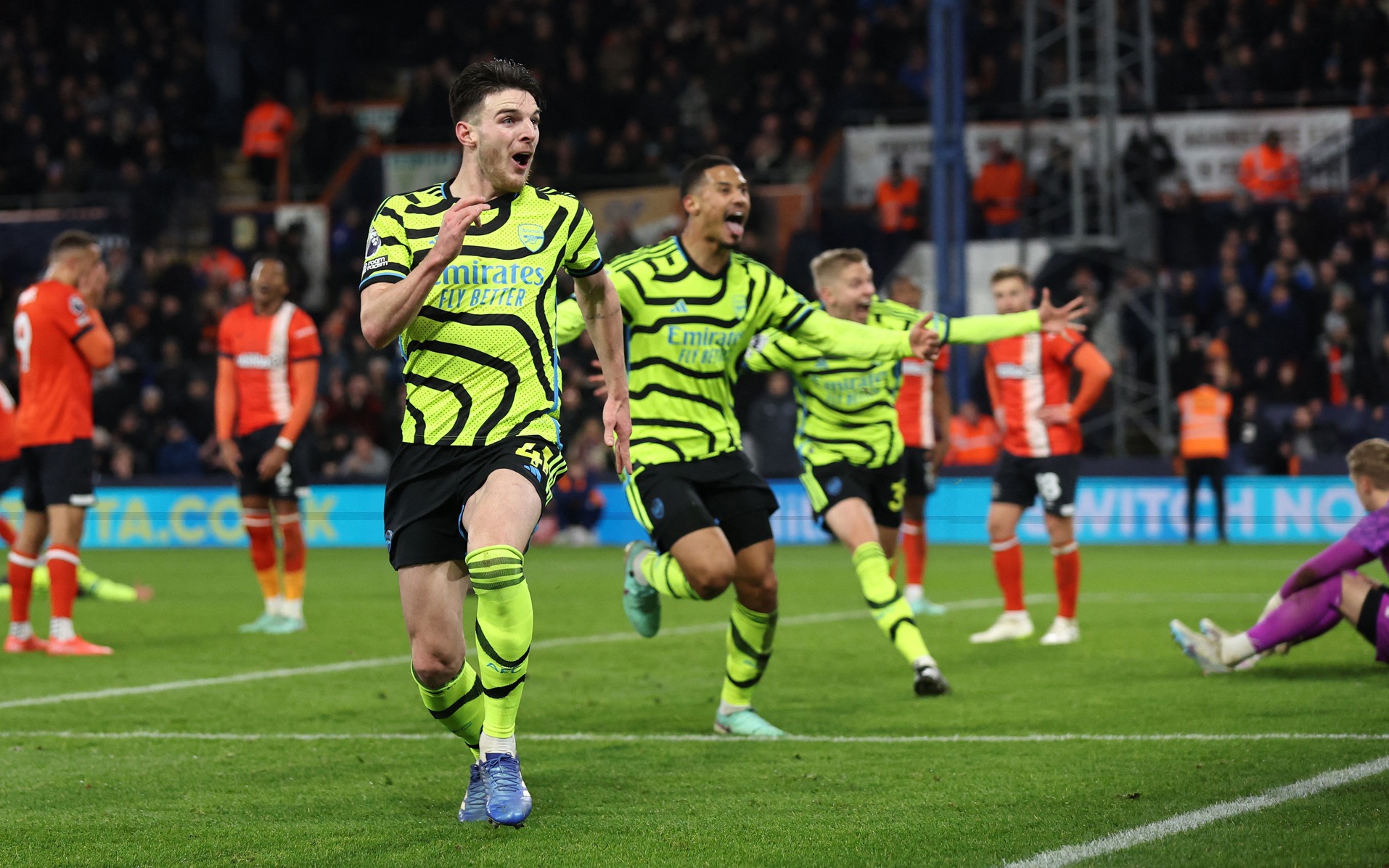 "Không chiến" siêu đỉnh, Arsenal vượt chủ nhà Luton Town đúng phút 90+7
