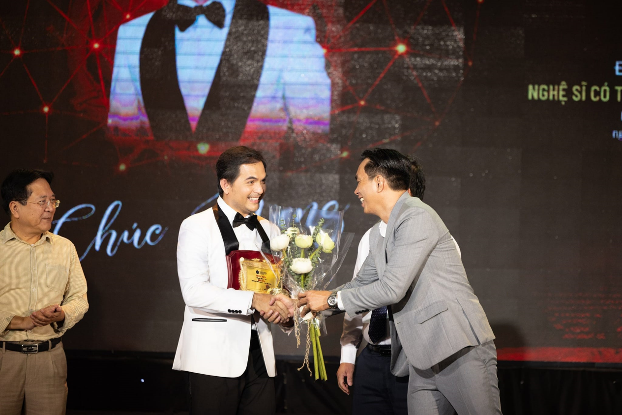 MC, diễn vi&ecirc;n Đức Tiến x&uacute;c động nhận giải thưởng "Nghệ sĩ v&igrave; cộng đồng 2023"- Ảnh 1.