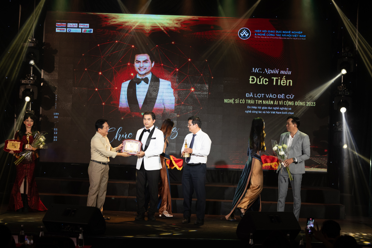 MC, diễn vi&ecirc;n Đức Tiến x&uacute;c động nhận giải thưởng "Nghệ sĩ v&igrave; cộng đồng 2023"- Ảnh 2.