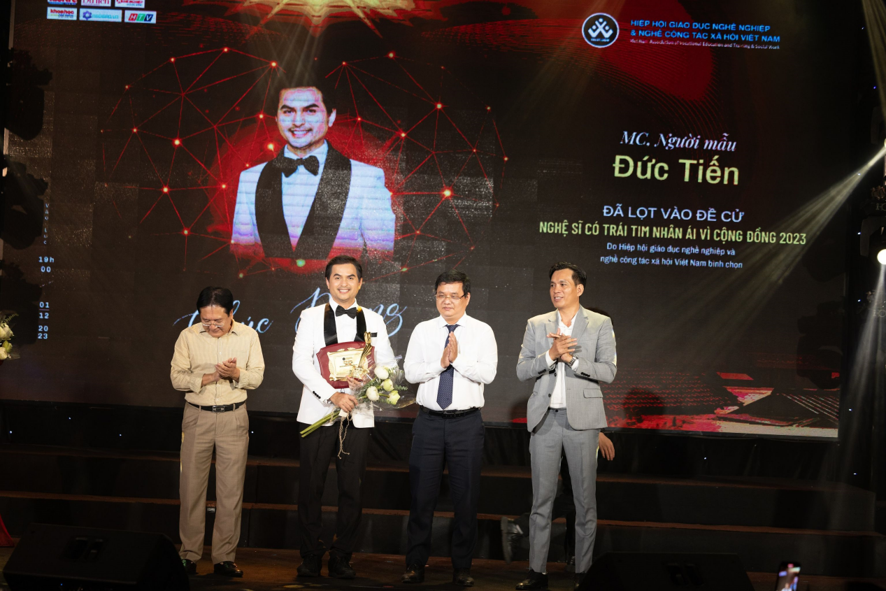 MC, diễn vi&ecirc;n Đức Tiến x&uacute;c động nhận giải thưởng "Nghệ sĩ v&igrave; cộng đồng 2023"- Ảnh 6.