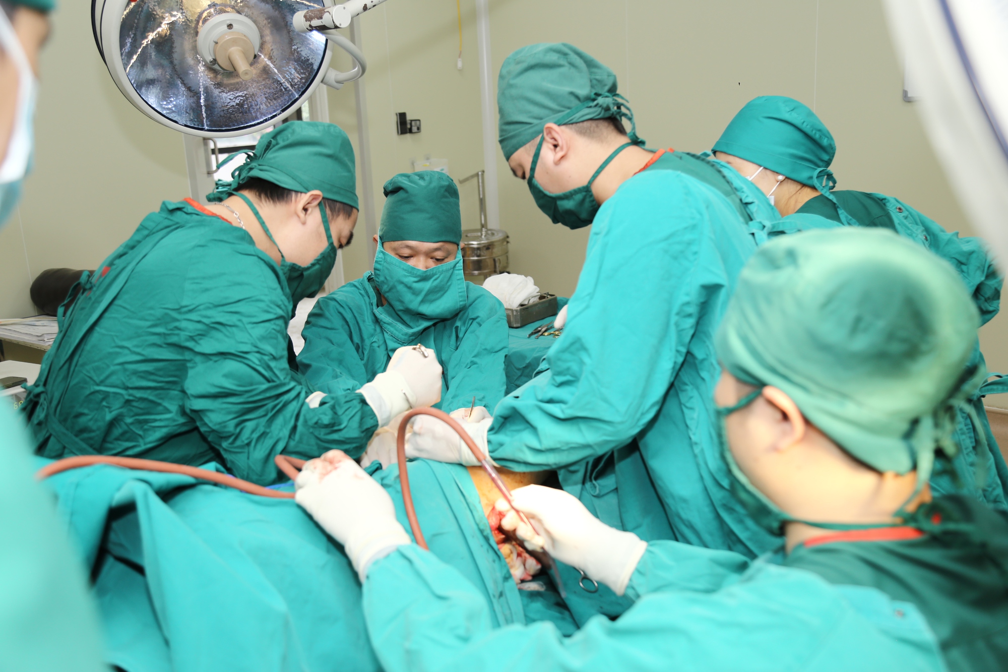 Hai thanh niên bị thanh sắt đâm, có người chờ trắng đêm mới được cứu- Ảnh 2.