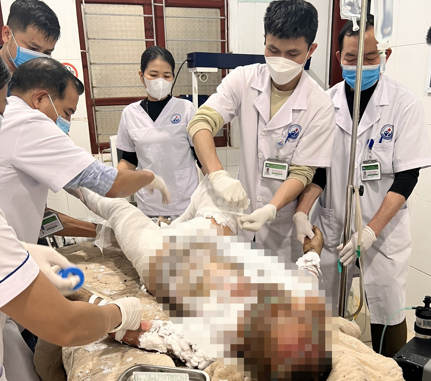 Nghi mâu thuẫn với vợ, chồng đổ xăng lên người tự thiêu- Ảnh 1.