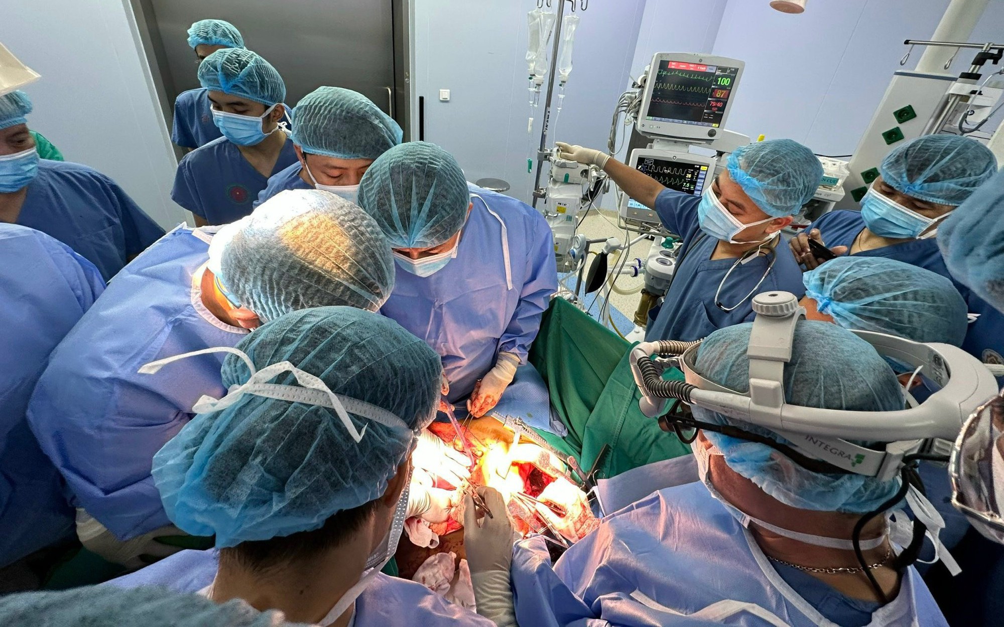 Hai thanh niên bị thanh sắt đâm, có người chờ trắng đêm mới được cứu