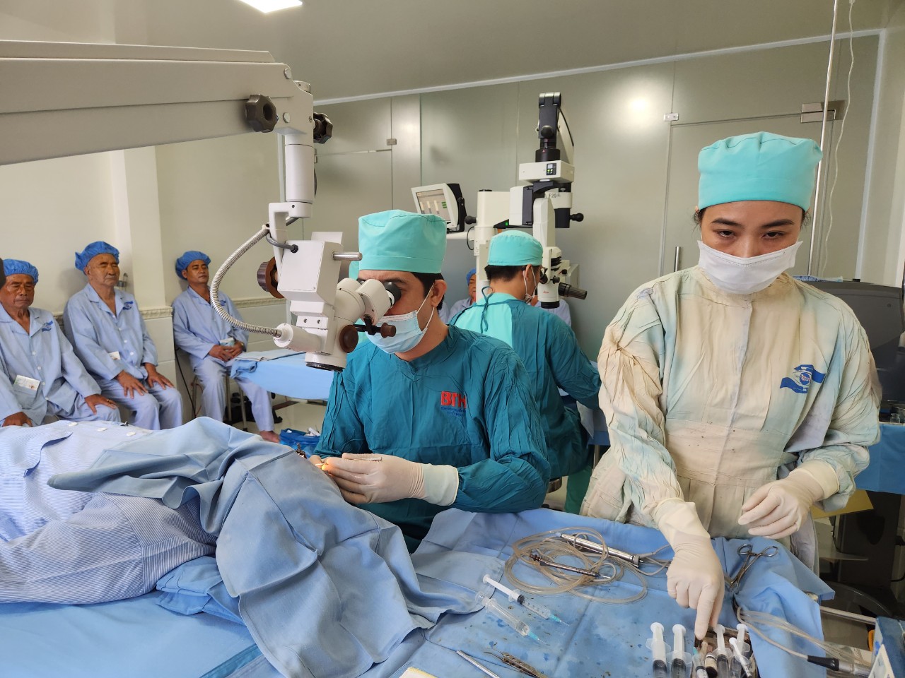 VWS hỗ trợ mổ mắt miễn phí cho người dân khó khăn- Ảnh 1.