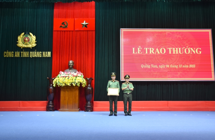 Ph&oacute; Gi&aacute;m đốc C&ocirc;ng an Quảng Nam nhận bằng khen của Bộ C&ocirc;ng an- Ảnh 2.