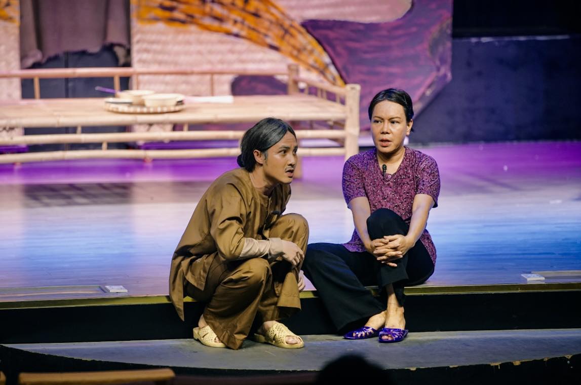 Huỳnh Lập v&agrave; ch&uacute; Ba trong vở "Mẹ h&aacute;t rong"- Ảnh 1.