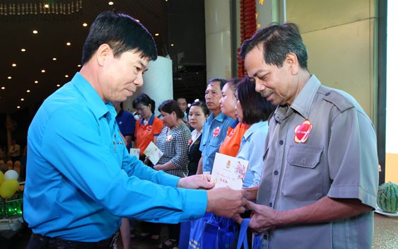 Thưởng Tết 2024: Nơi phập phồng, nơi phấn khởi (*): Để mọi đoàn viên - lao động có Tết
