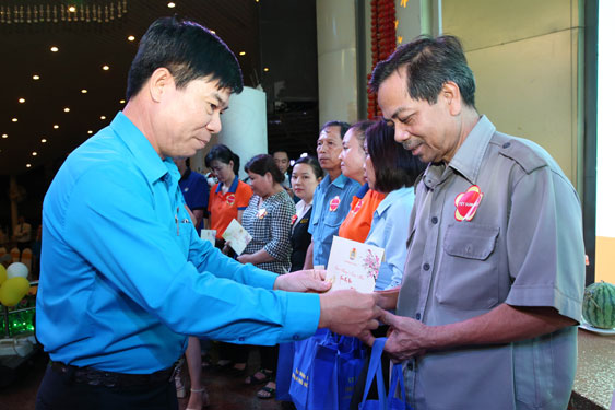Ông Phạm Chí Tâm, Phó Chủ tịch LĐLĐ TP HCM, tặng quà cho công nhân có hoàn cảnh khó khăn không về quê đón Tết Ảnh HOÀNG TRIỀU