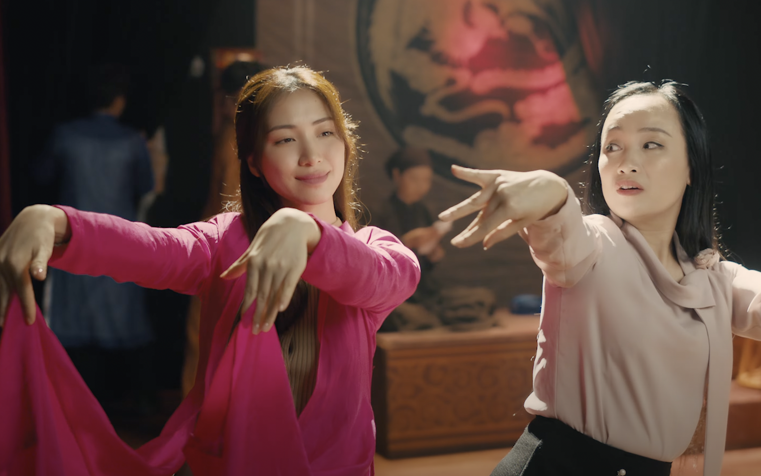 "Thị Mầu" (Sáng tác: Nguyễn Hoàng Phong , đạo diễn: Nhu Đặng, thể hiện: Hòa Minzy)
