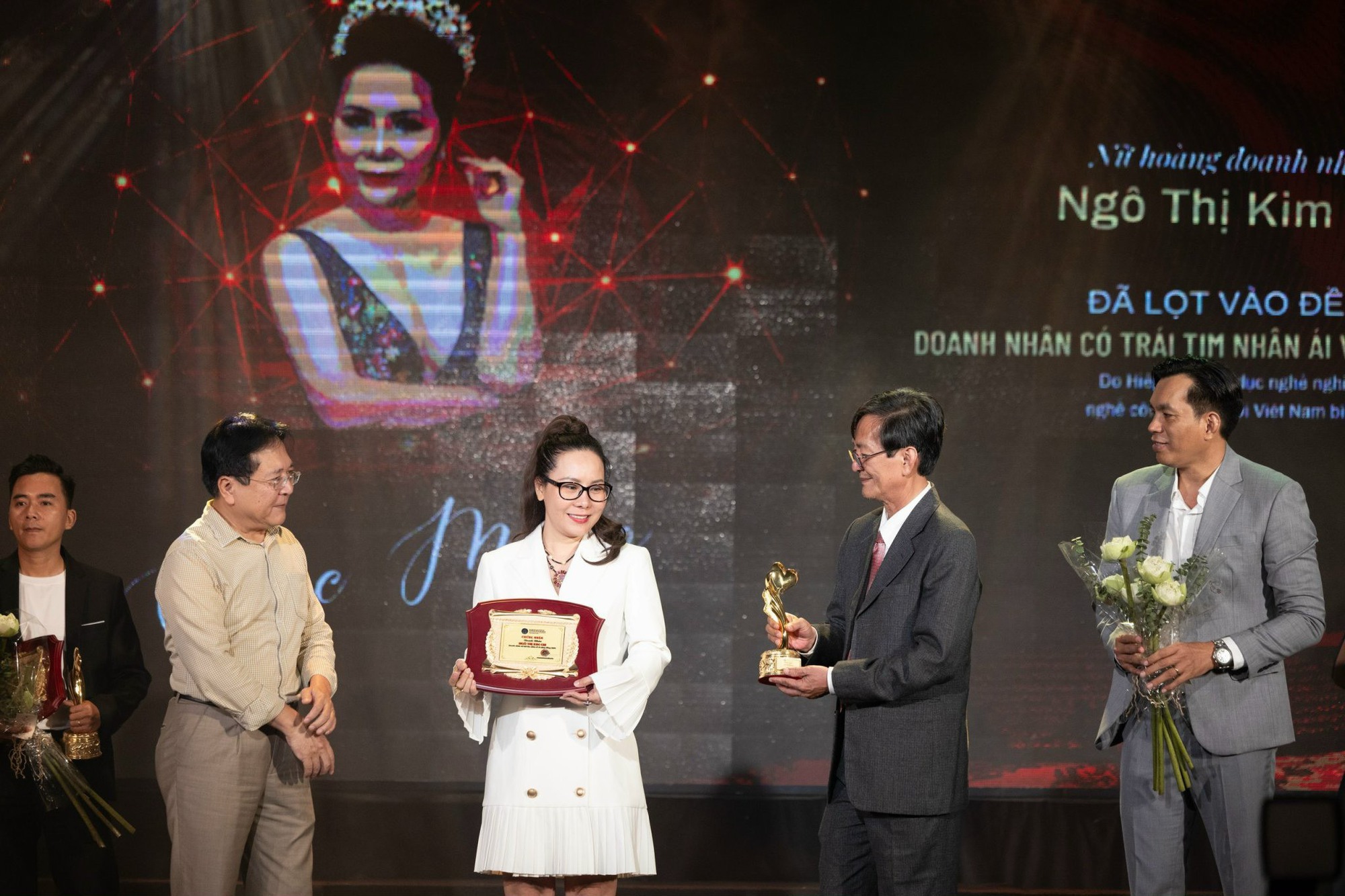 Doanh nh&acirc;n Ng&ocirc; Thị Kim Chi nhận giải thưởng v&igrave; cộng đồng- Ảnh 1.