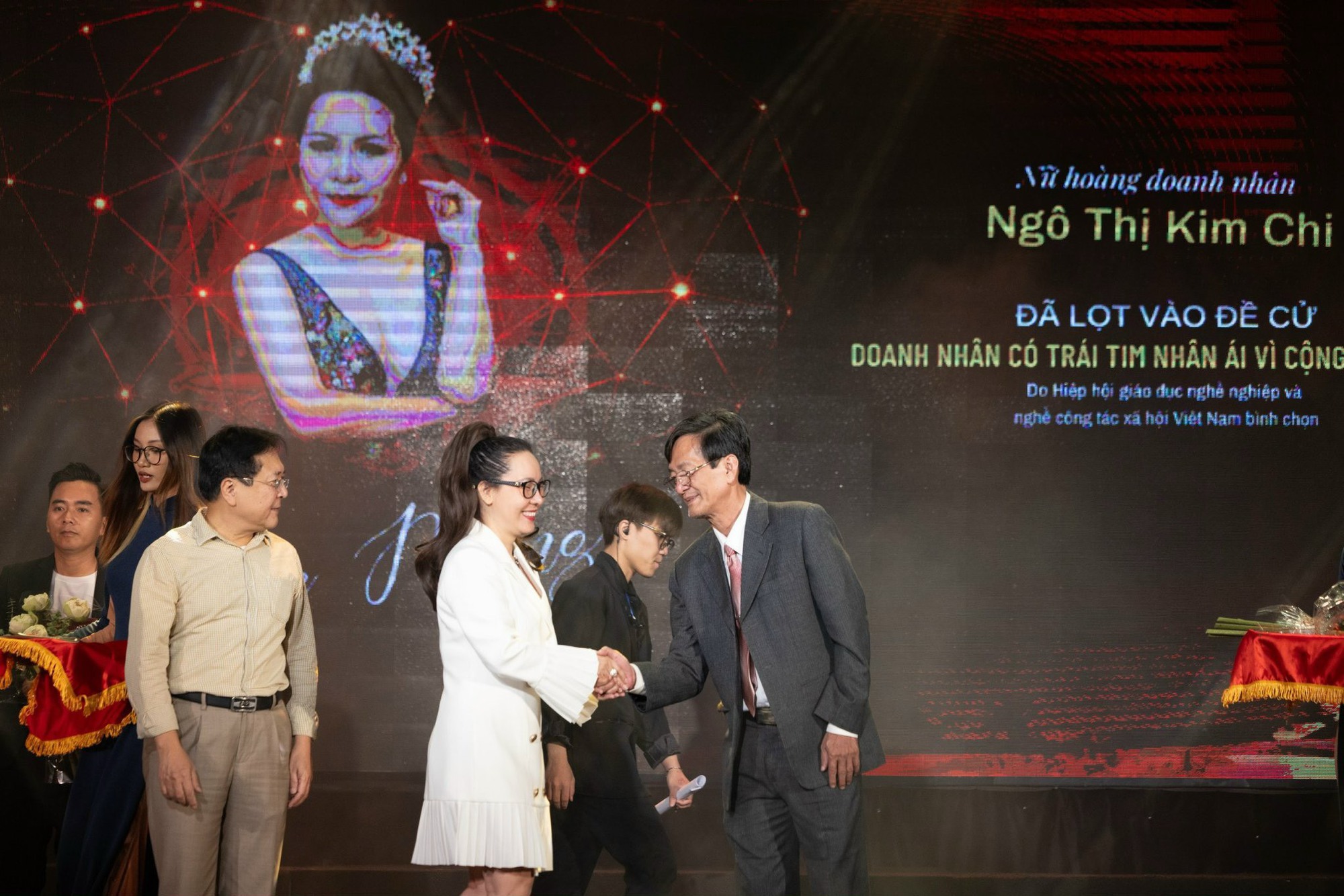 Doanh nh&acirc;n Ng&ocirc; Thị Kim Chi nhận giải thưởng v&igrave; cộng đồng- Ảnh 3.