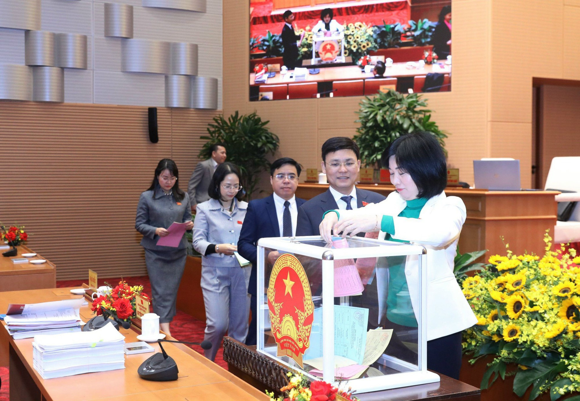 Kết quả lấy phiếu t&iacute;n nhiệm 28 c&aacute;n bộ chủ chốt của H&agrave; Nội- Ảnh 1.