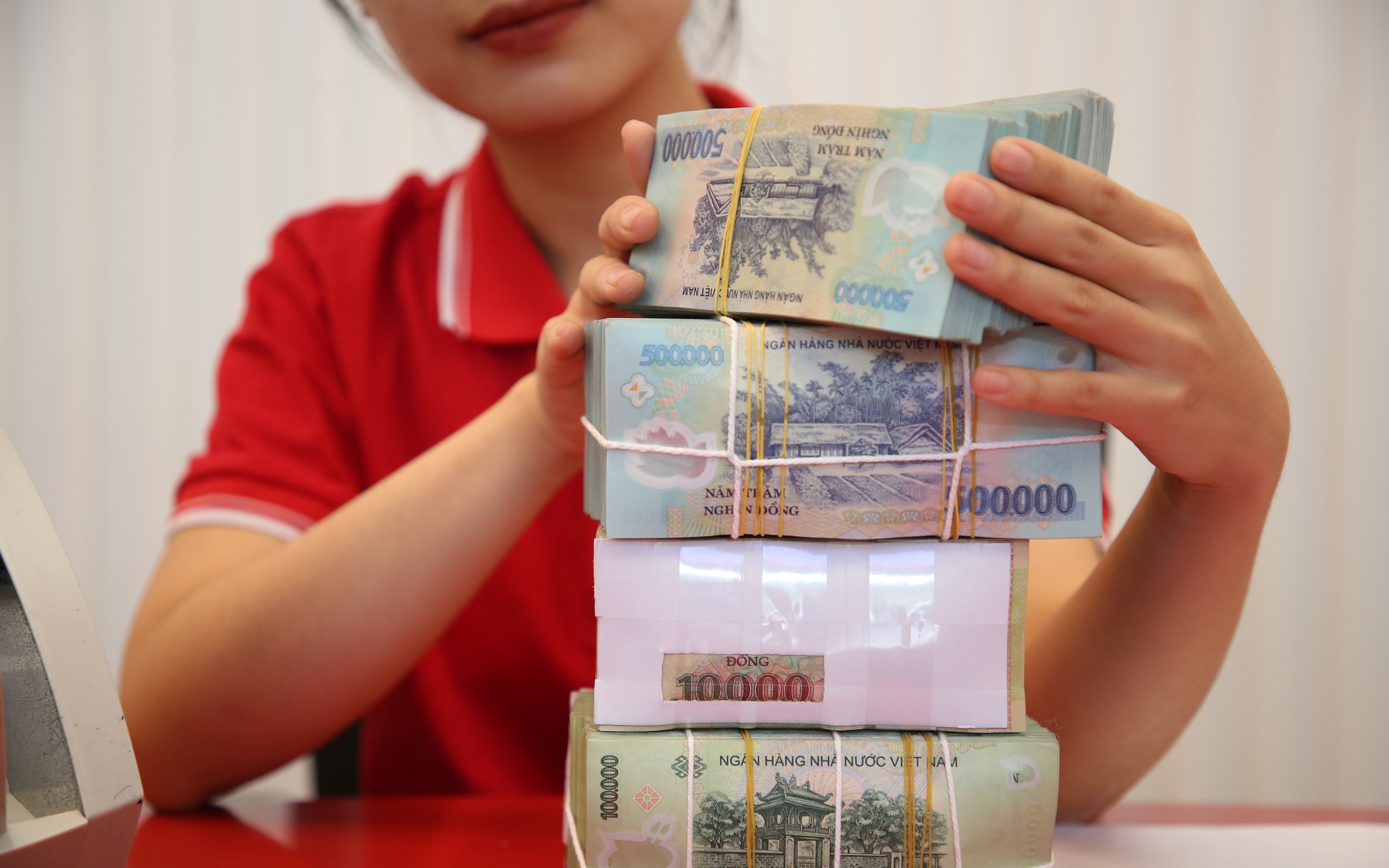 Lãi suất thấp kỷ lục, gửi tiết kiệm thế nào có lợi nhất?