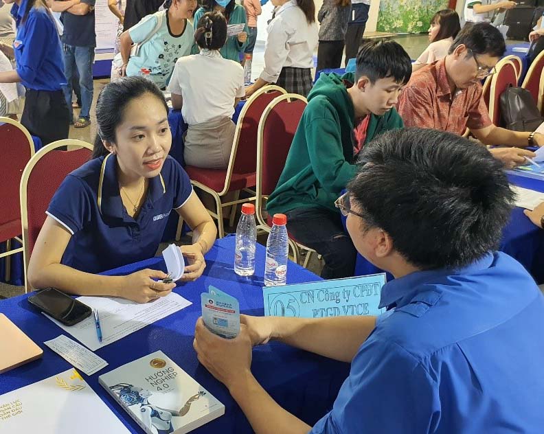 Doanh nghiệp phỏng vấn ứng viên tại sàn giao dịch việc làm do Trung tâm Dịch vụ việc làm TP HCM tổ chức