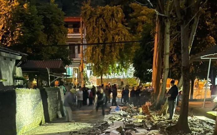 Tường rào trường tiểu học bất ngờ đổ sập, 4 người thương vong