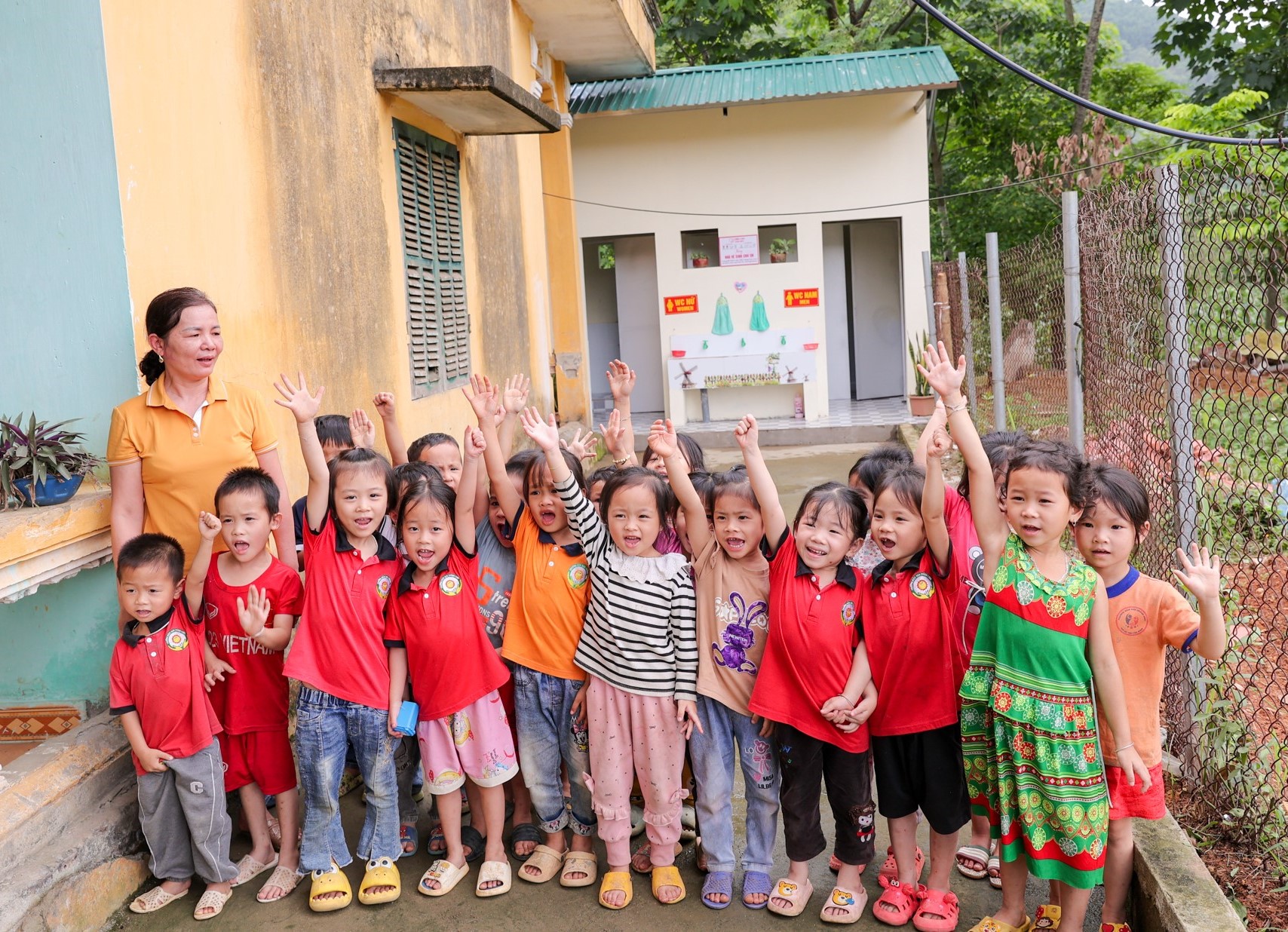Các em học sinh và giáo viên vui mừng vì có nhà vệ sinh mới, xóa bỏ ám ảnh về nhà vệ sinh học đường tạm bợ