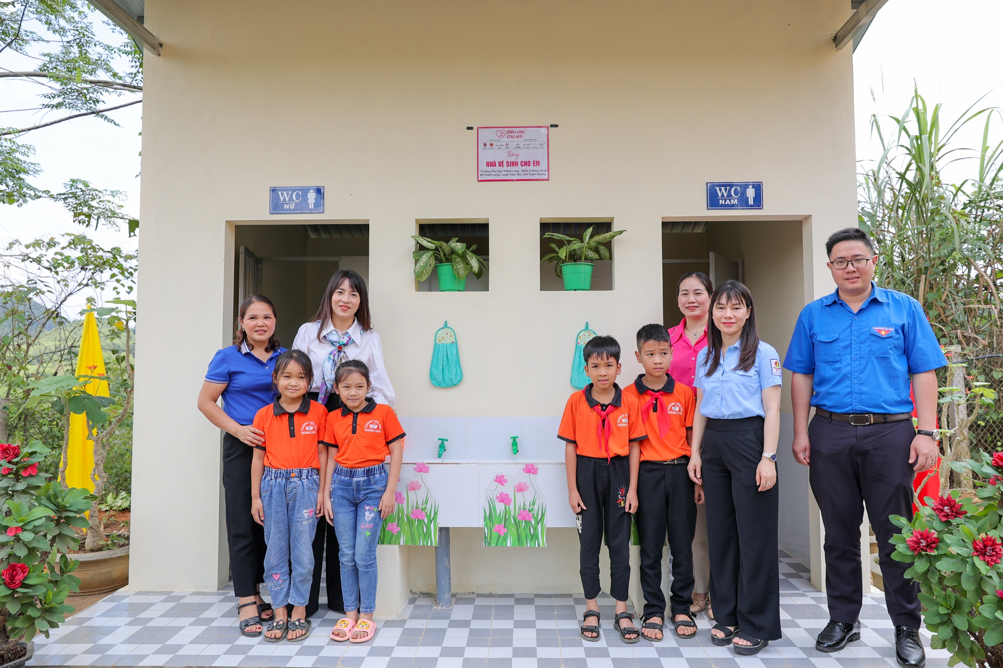 Một nhà vệ sinh mới được xây tặng trong chương trình "1.000 Nhà vệ sinh cho em" của Quỹ Vì Tầm Vóc Việt
